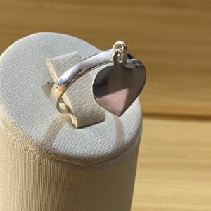 Anel com Pingente de Coração Chapado — Prata 925