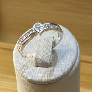 Anel estilo Cinto Cravejado com Coração — Prata 925