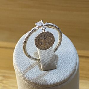 Alternative view of Anel em Prata 925 com Medalha de São Bento, Coração de Zircônia e Aro Torcido