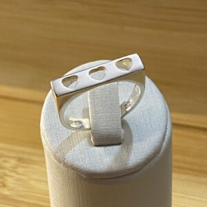 Anel Sinete Retangular com Corações Vazados — Prata 925 - Tam 21