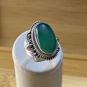 Anel Trabalhado com Crisoprásio Oval — Prata 925 - Tam 19