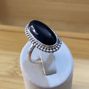 Anel com Cabochão Oval de Ônix e Filete de Bolinhas — Prata 925