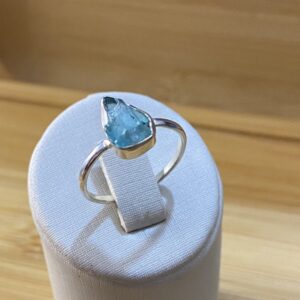 Anel com Topázio Azul Bruto — Prata 925 (formato aleatório)
