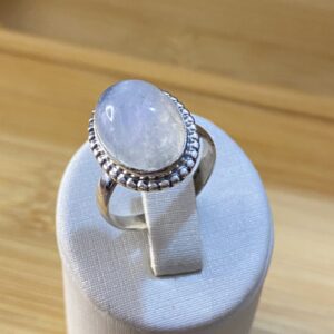 Anel com Pedra da Lua e Bordas Trabalhadas — Prata 925