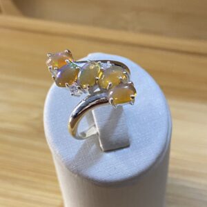 Anel com Opalas Amarelas em Bypass — Prata 925