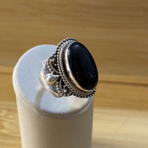 Anel Ônix Oval com Detalhes Trabalhados — Prata 925