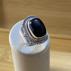 Anel com Ônix Cabochão — Prata 925 Trabalhada