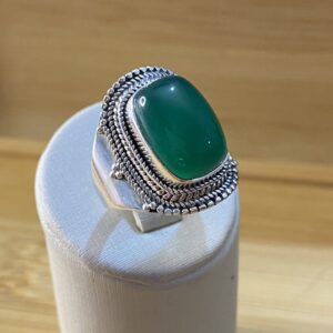 Anel com Crisopázio Cabochão — Prata 925 Trabalhada