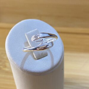 Anel Abraço Ajustável — Mãos Entrelaçadas em Prata 925