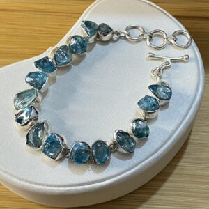 Alternative view of Pulseira Indiana de Topázio Azul Bruto – Prata 925 – Fecho T – 18 a 21 cm