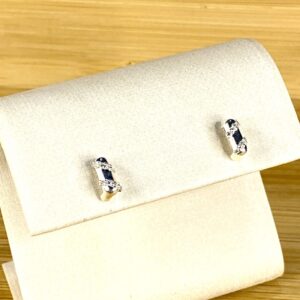 Alternative view of Brinco Pino Liso com Detalhe Cravejado de Zircônias – Prata 925 (0,8 cm)