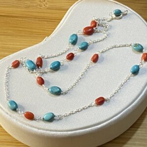 Colar Delicado com Pedras Ovais de Turquesa e Coral – Prata 925 – 45 cm