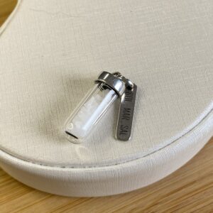 Pingente Cápsula de Sal Grosso com Plaquinha - Prata 925 - 2cm