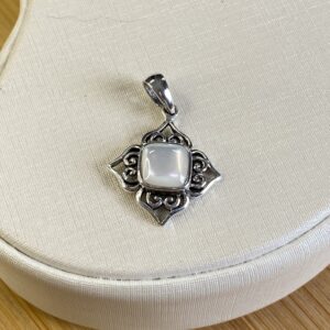 Pingente Mini Mandala Madrepérola - Prata 925 - 1,5 cm