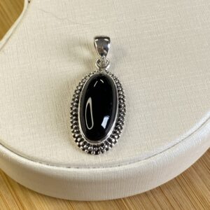 Pingente Oval Ônix Ovalado com Moldura de Bolinha - 3cm