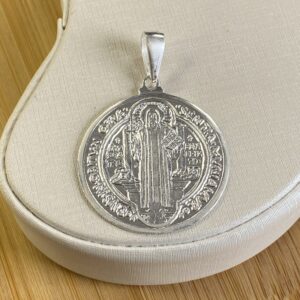 Alternative view of Pingente Medalha de Proteção São Bento - Prata 925 - 4,5 cm