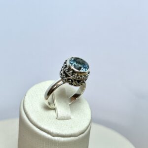 Alternative view of Anel Solitário Topázio Azul e Bordas com Arabescos – Prata 925