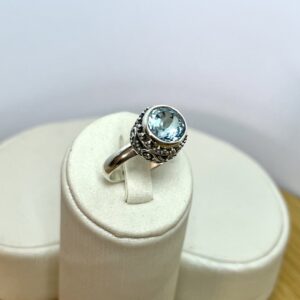 Anel Solitário Topázio Azul e Bordas com Arabescos – Prata 925