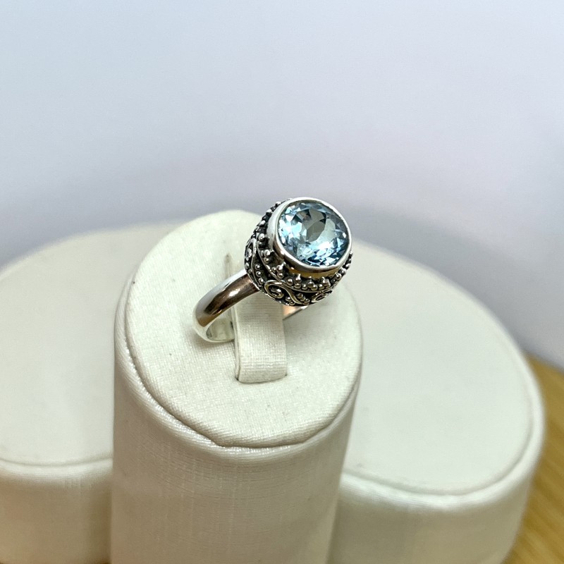 Anel Solitário Topázio Azul e Bordas com Arabescos – Prata 925