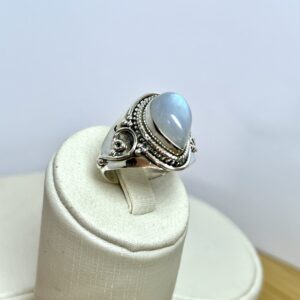 Anel Gota Pedra da Lua  com Acabamento Trabalhado -– Prata 925