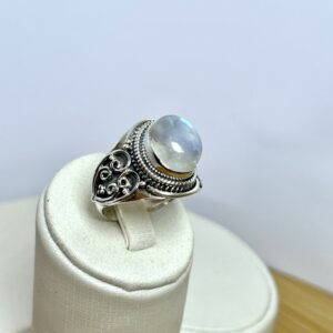 Anel Pedra da Lua Oval com Arabescos e  Base Trabalhada – Prata 925