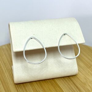 Alternative view of Brinco Gota Vazado – Prata 925 - Tarraxa