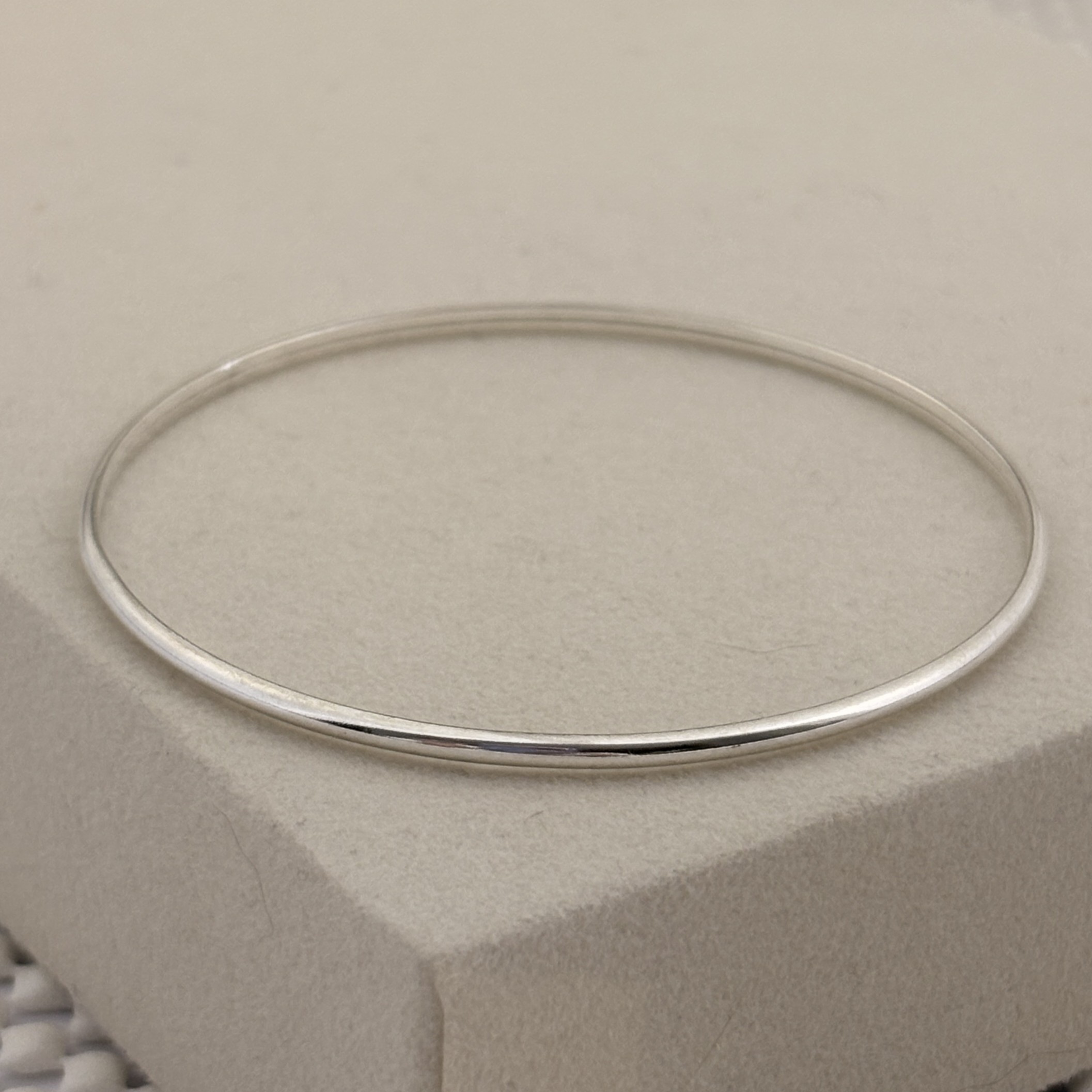 Prata 925 | Bracelete Argola Fio Chapado - 6,5cm de diâmetro